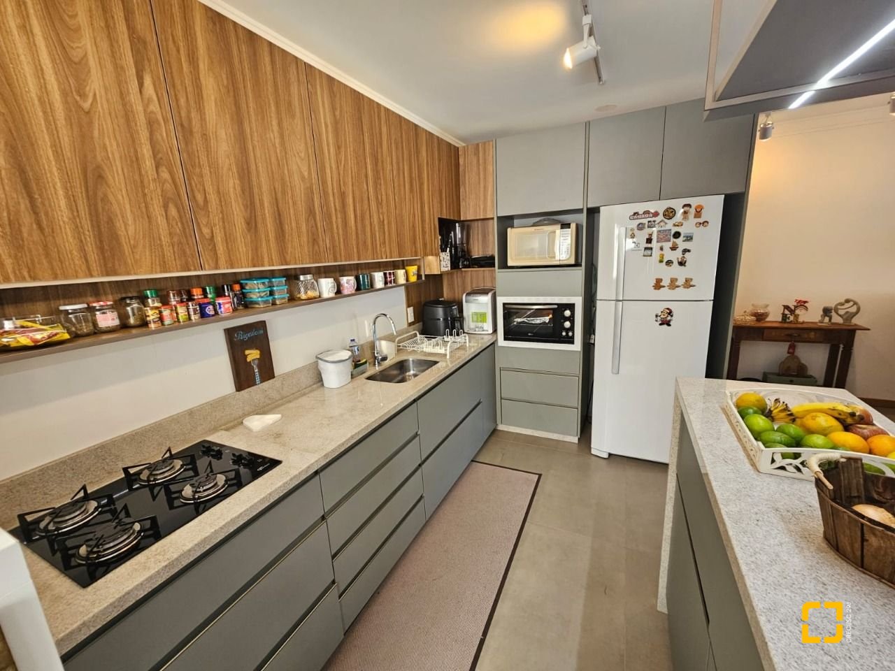 Apartamento com 79m², 3 quartos (sendo 1 suíte), 2 garagens, no bairro Córrego Grande em Florianópolis