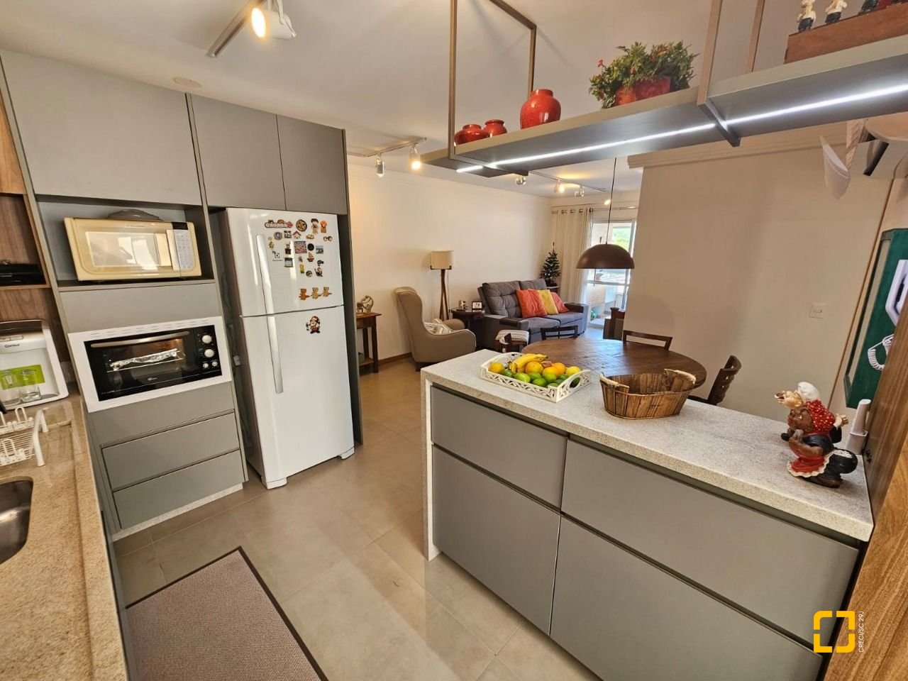 Apartamento com 79m², 3 quartos (sendo 1 suíte), 2 garagens, no bairro Córrego Grande em Florianópolis