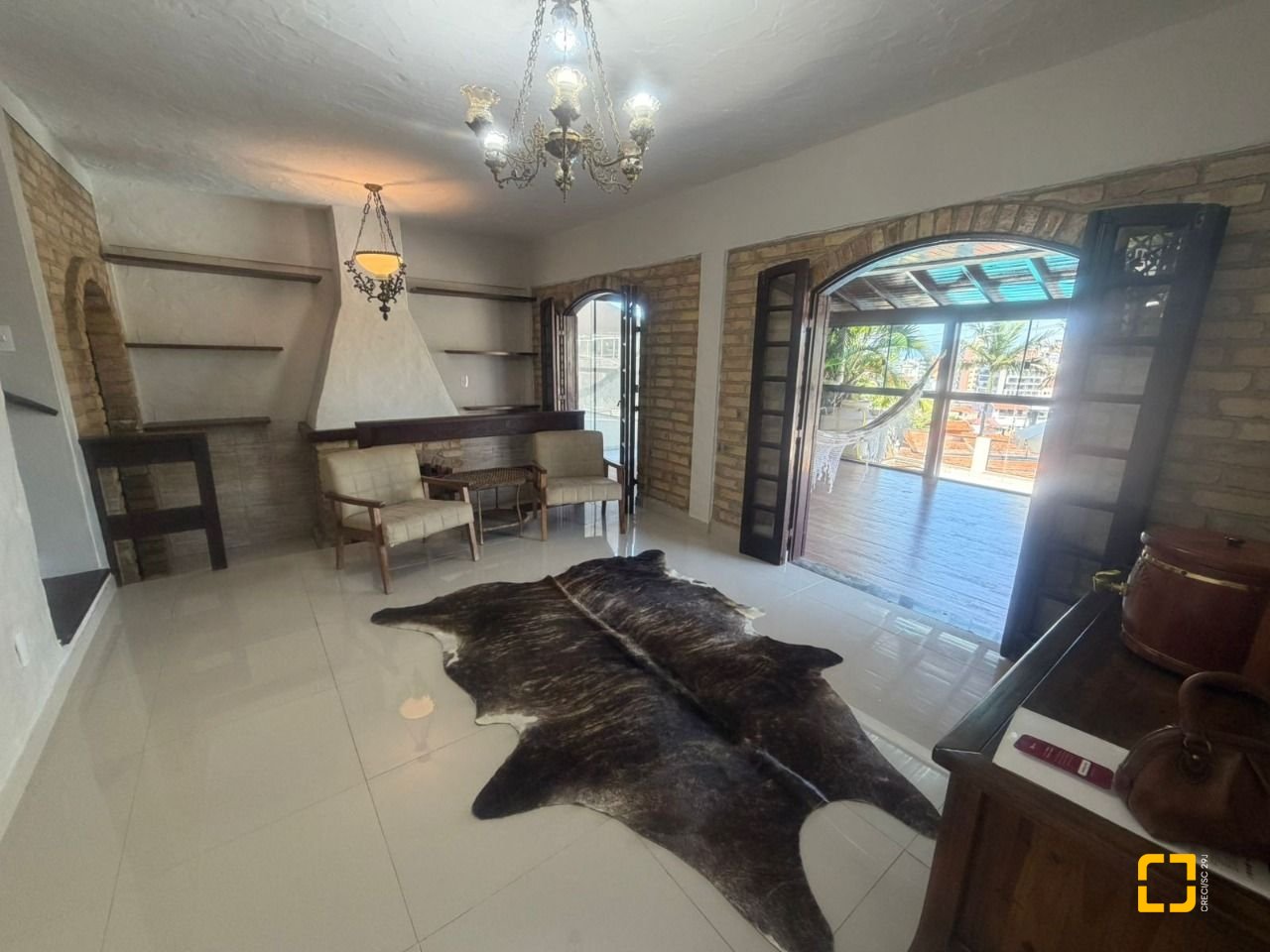 Casa com 240m², 6 quartos (sendo 1 suíte), 3 garagens, no bairro Itaguaçu em Florianópolis