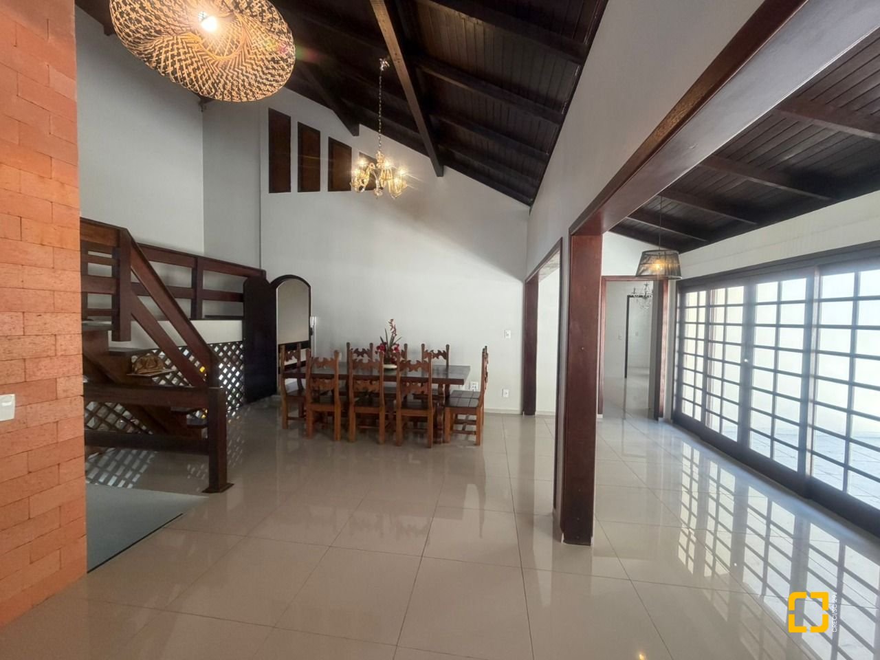 Casa com 240m², 6 quartos (sendo 1 suíte), 3 garagens, no bairro Itaguaçu em Florianópolis