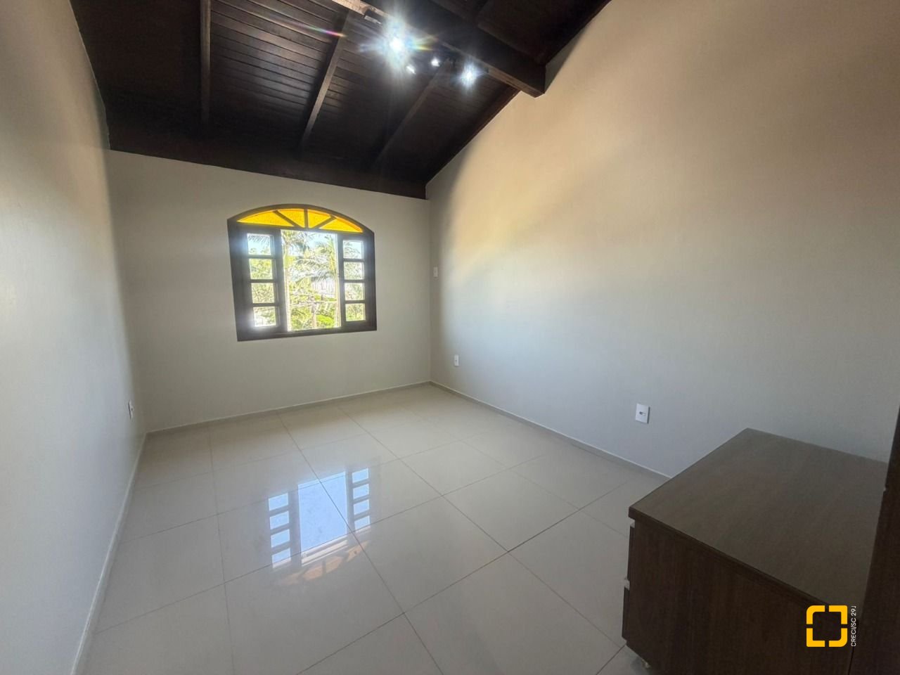 Casa com 240m², 6 quartos (sendo 1 suíte), 3 garagens, no bairro Itaguaçu em Florianópolis