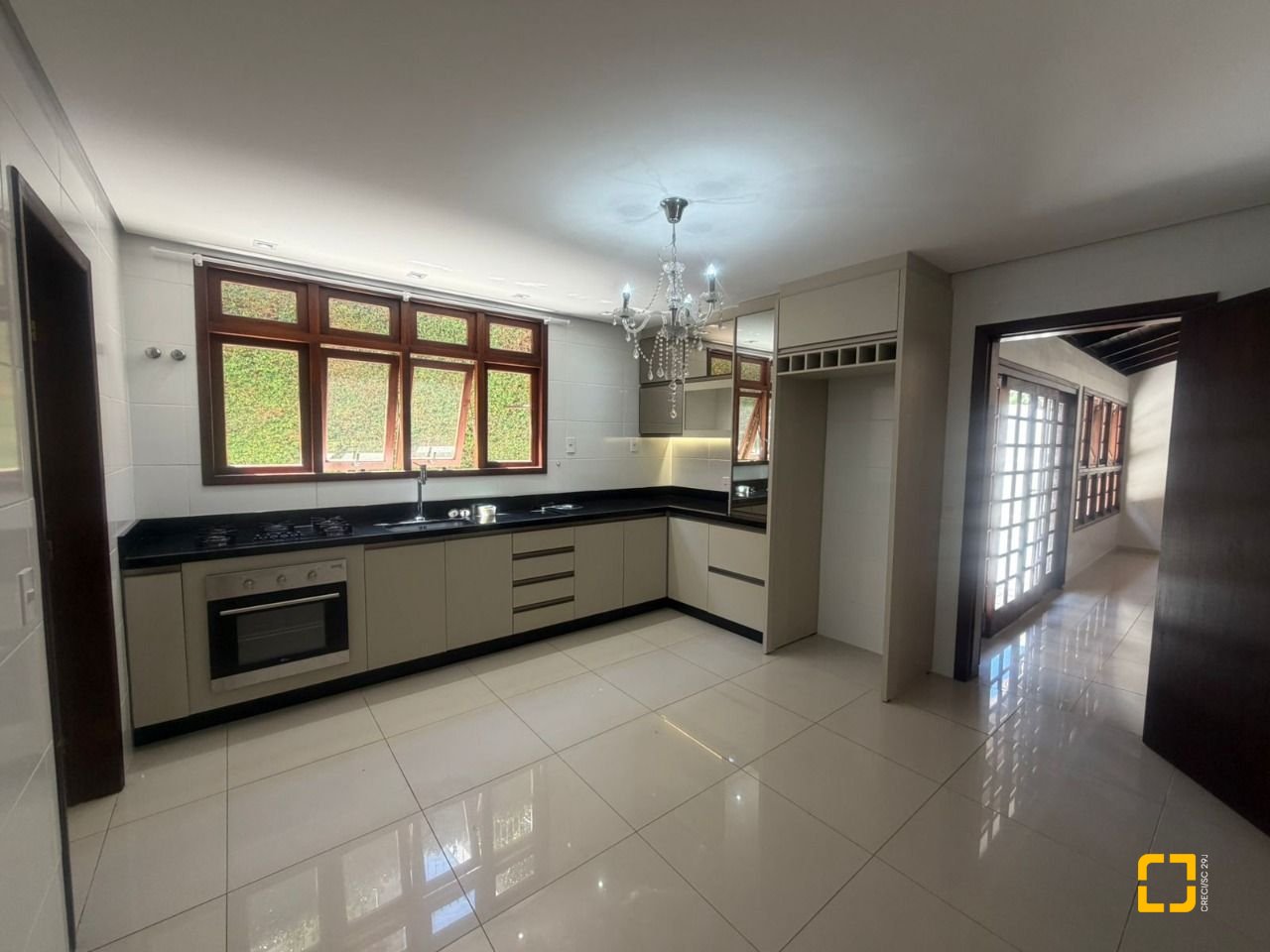 Casa com 240m², 6 quartos (sendo 1 suíte), 3 garagens, no bairro Itaguaçu em Florianópolis
