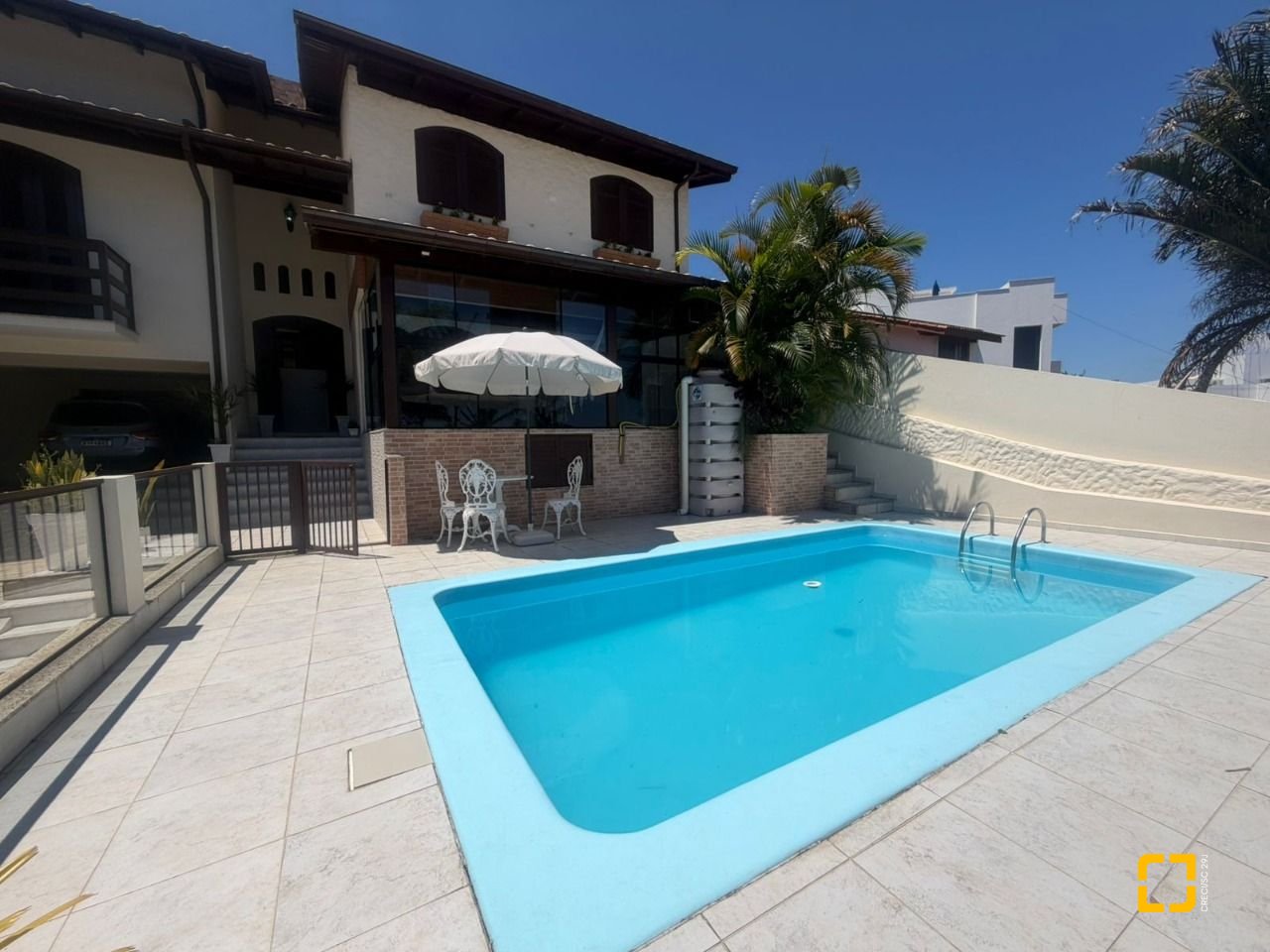 Casa com 240m², 6 quartos (sendo 1 suíte), 3 garagens, no bairro Itaguaçu em Florianópolis