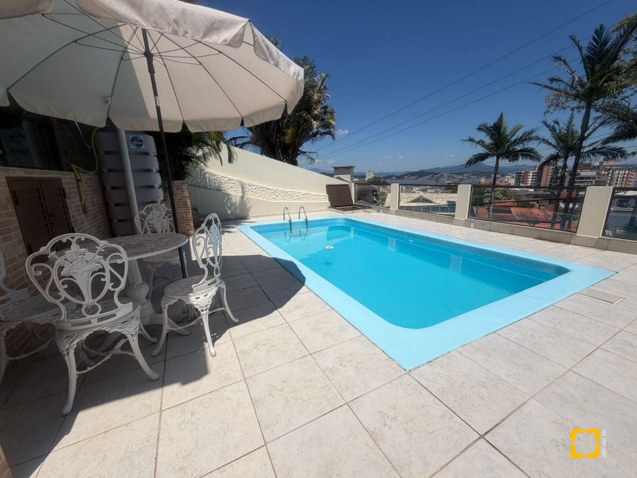 Casa com 240m², 6 quartos (sendo 1 suíte), 3 garagens, no bairro Itaguaçu em Florianópolis
