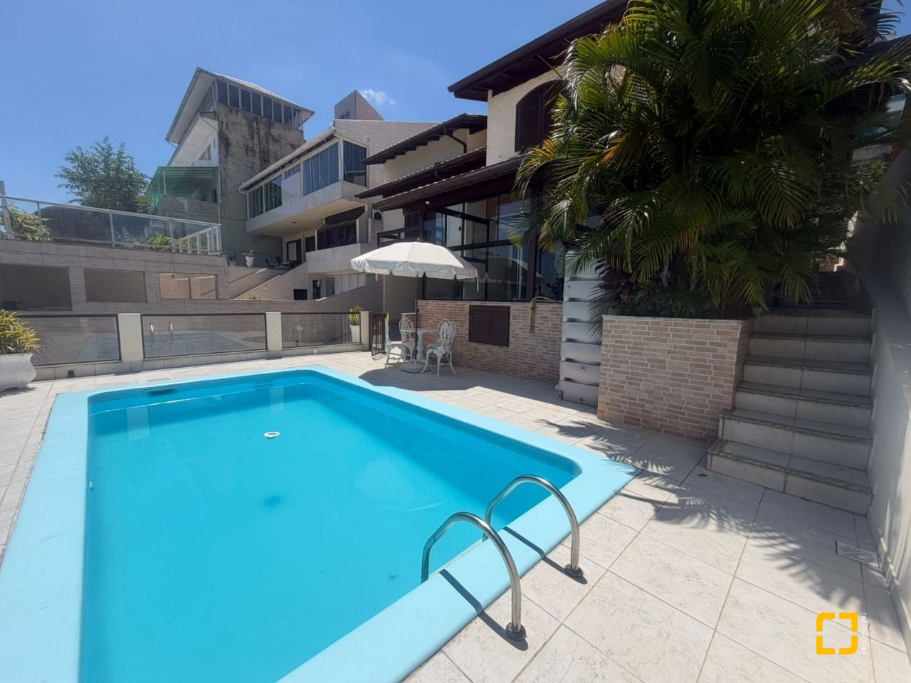Casa com 240m², 6 quartos (sendo 1 suíte), 3 garagens, no bairro Itaguaçu em Florianópolis