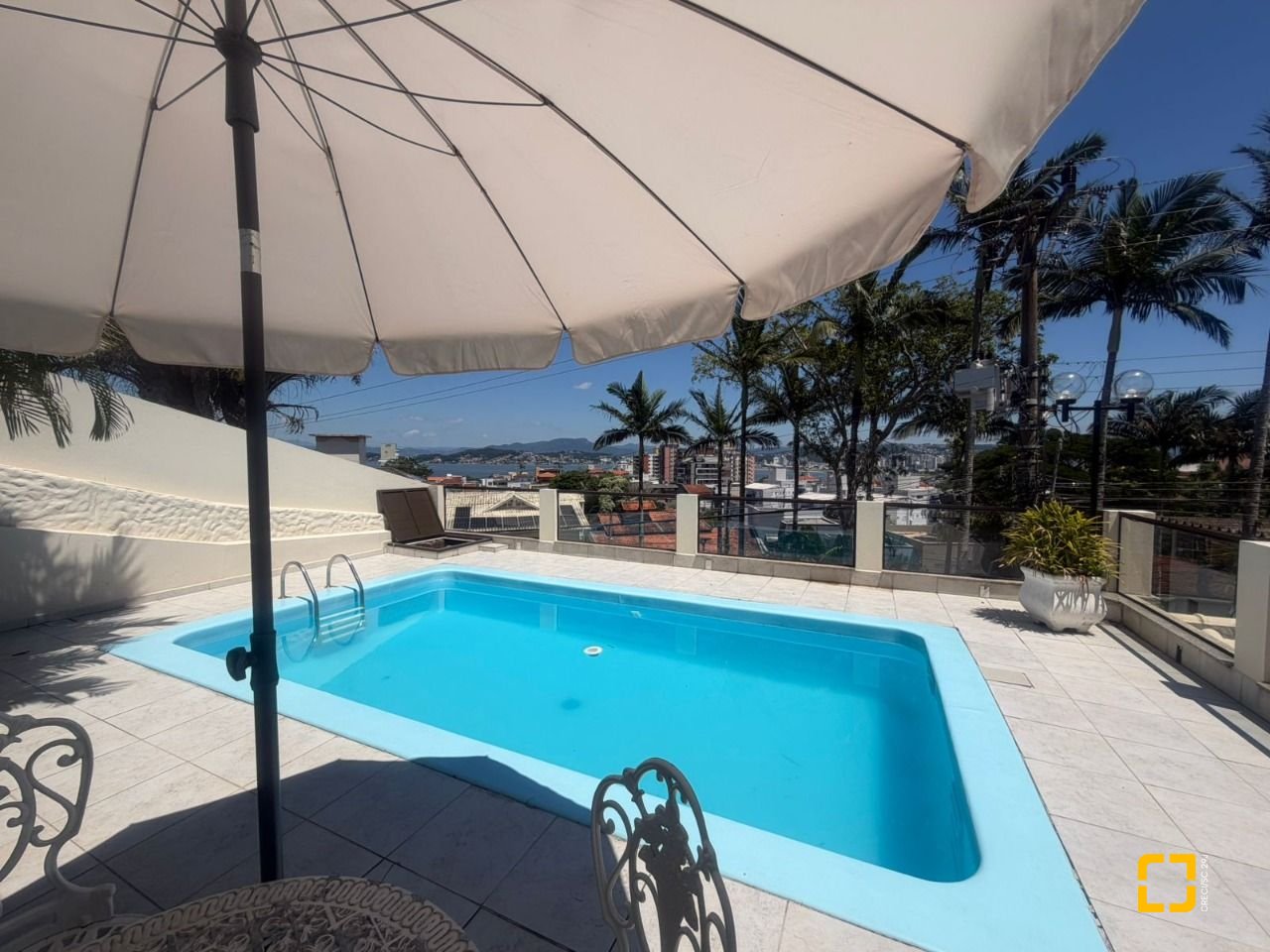 Casa com 240m², 6 quartos (sendo 1 suíte), 3 garagens, no bairro Itaguaçu em Florianópolis
