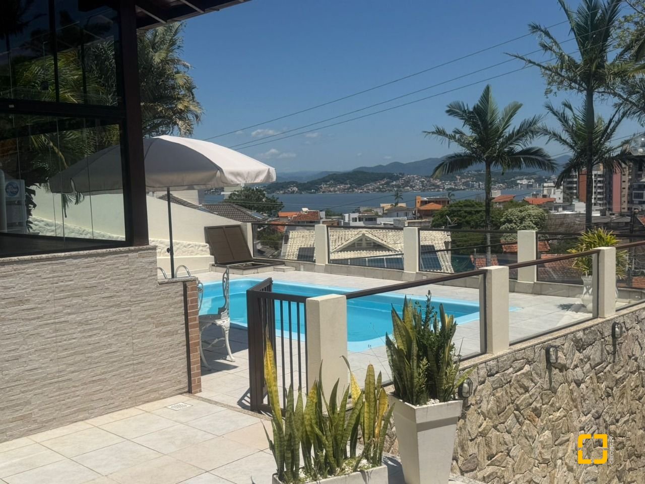 Casa com 240m², 6 quartos (sendo 1 suíte), 3 garagens, no bairro Itaguaçu em Florianópolis