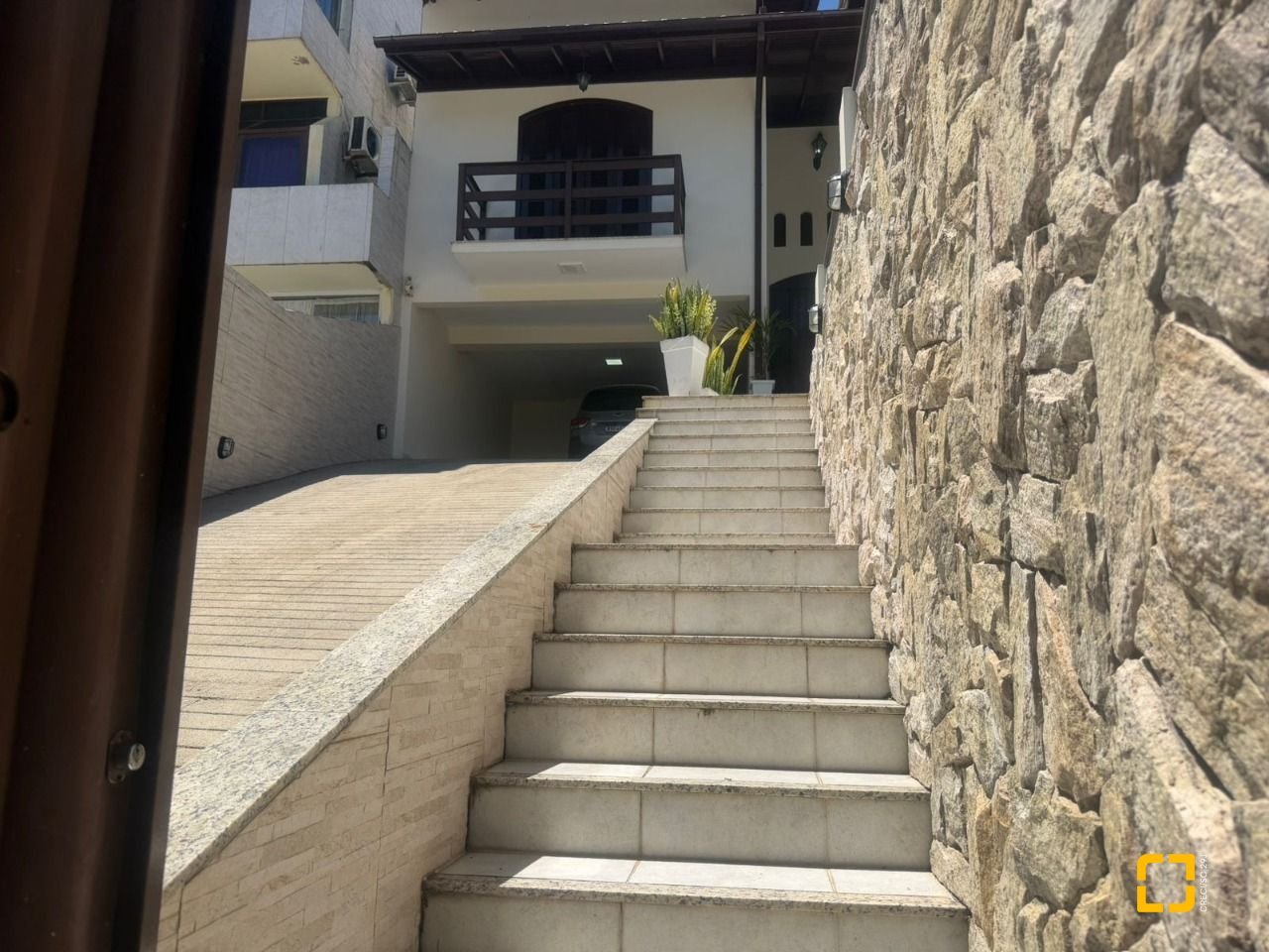Casa com 240m², 6 quartos (sendo 1 suíte), 3 garagens, no bairro Itaguaçu em Florianópolis