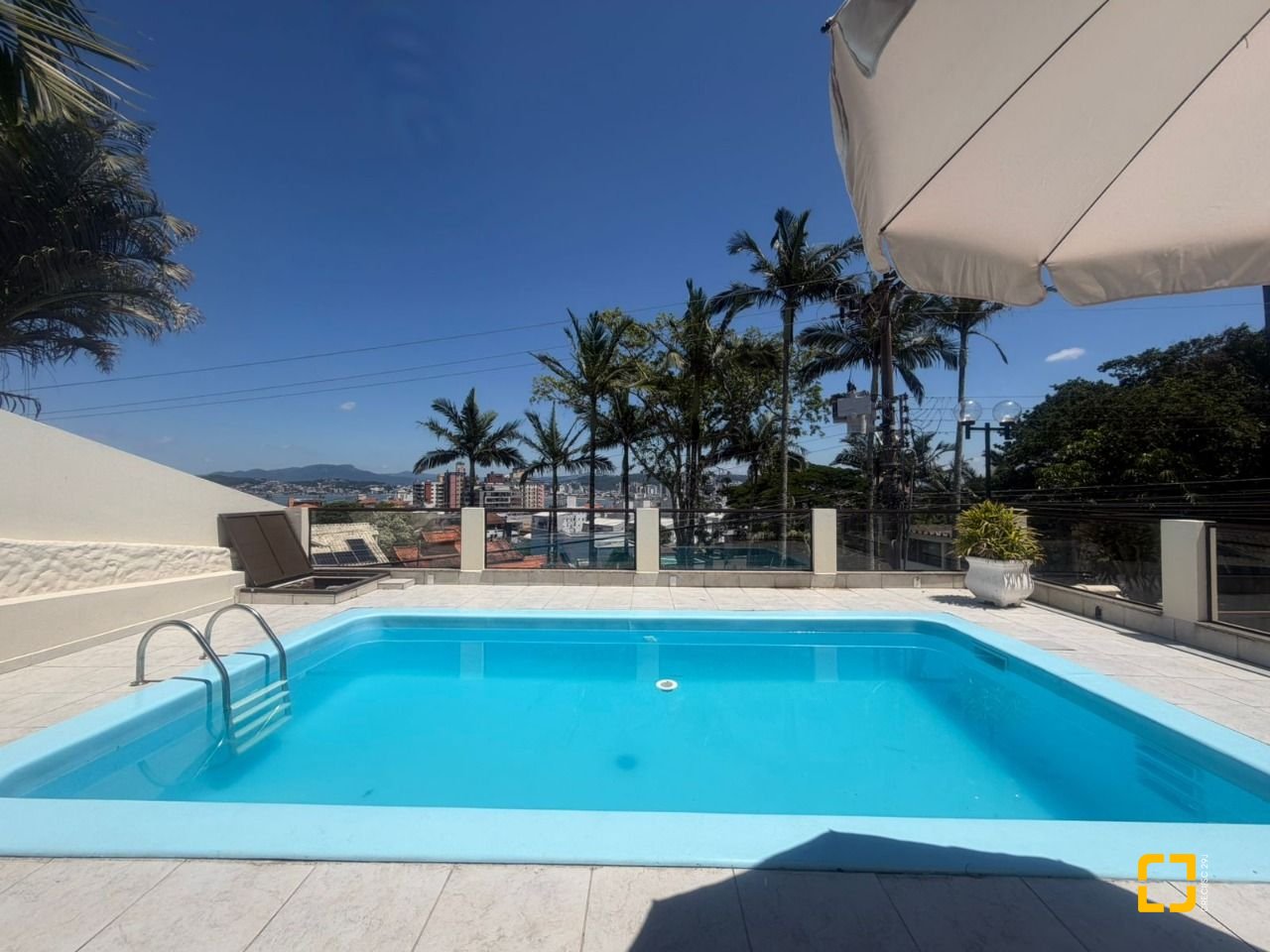 Casa com 240m², 6 quartos (sendo 1 suíte), 3 garagens, no bairro Itaguaçu em Florianópolis