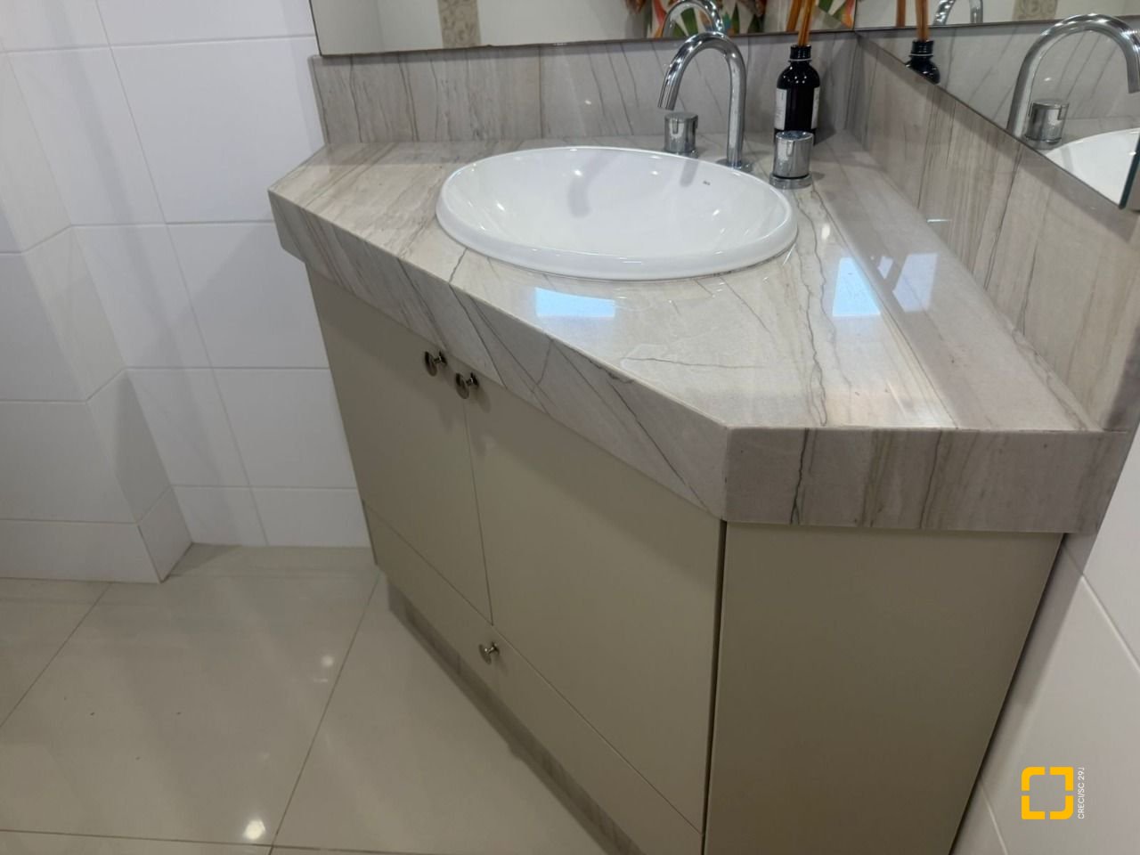 Casa com 240m², 6 quartos (sendo 1 suíte), 3 garagens, no bairro Itaguaçu em Florianópolis