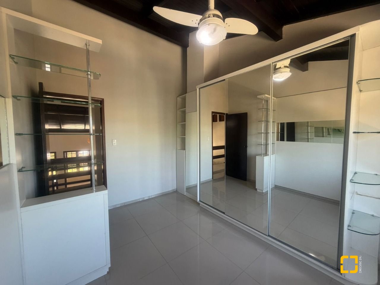 Casa com 240m², 6 quartos (sendo 1 suíte), 3 garagens, no bairro Itaguaçu em Florianópolis