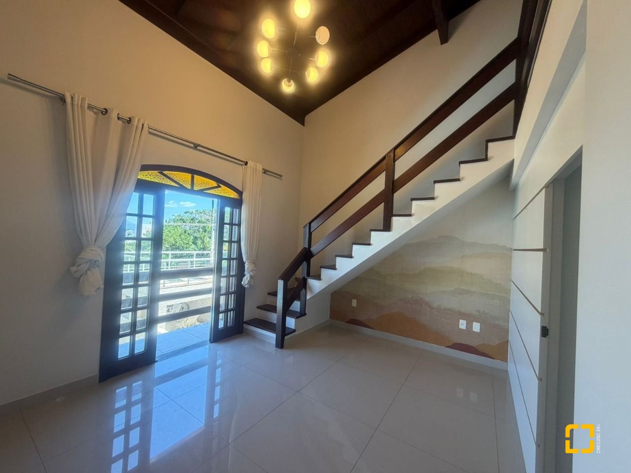 Casa com 240m², 6 quartos (sendo 1 suíte), 3 garagens, no bairro Itaguaçu em Florianópolis