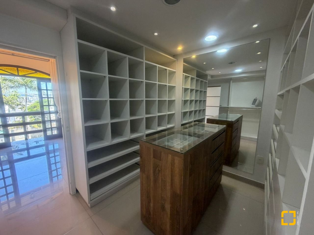 Casa com 240m², 6 quartos (sendo 1 suíte), 3 garagens, no bairro Itaguaçu em Florianópolis