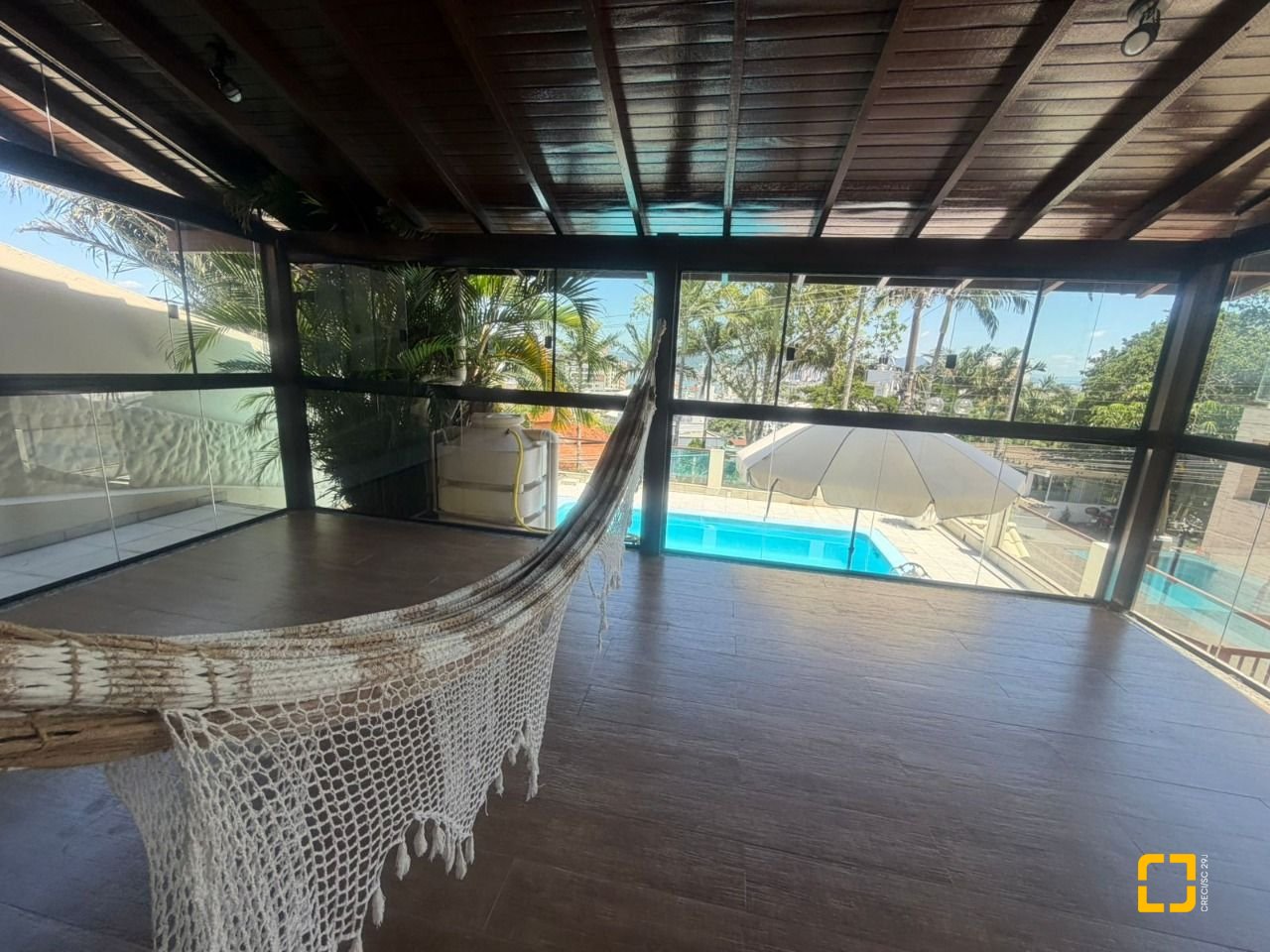 Casa com 240m², 6 quartos (sendo 1 suíte), 3 garagens, no bairro Itaguaçu em Florianópolis