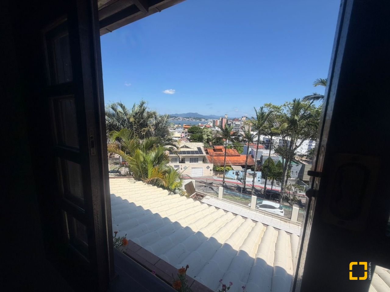 Casa com 240m², 6 quartos (sendo 1 suíte), 3 garagens, no bairro Itaguaçu em Florianópolis