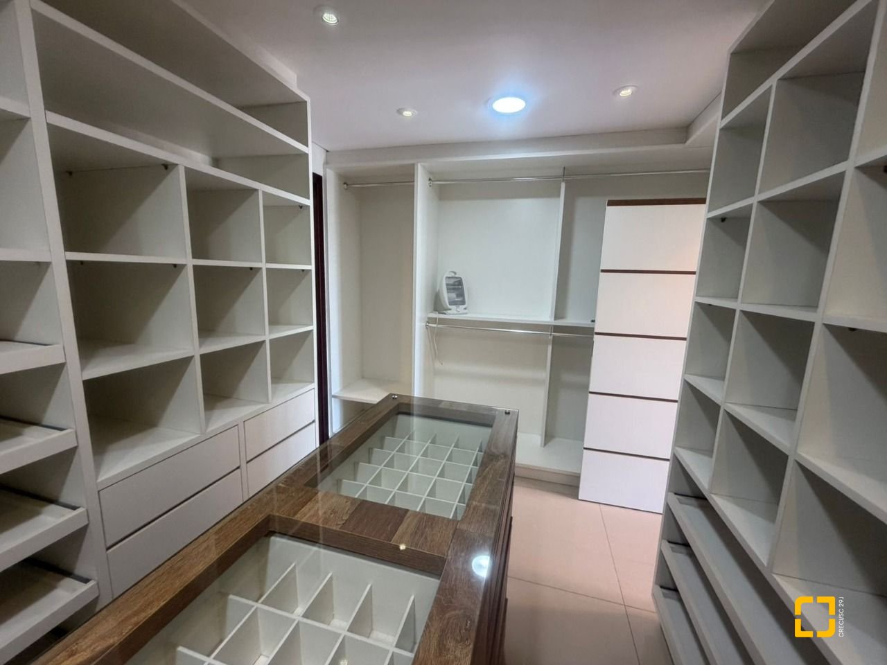 Casa com 240m², 6 quartos (sendo 1 suíte), 3 garagens, no bairro Itaguaçu em Florianópolis