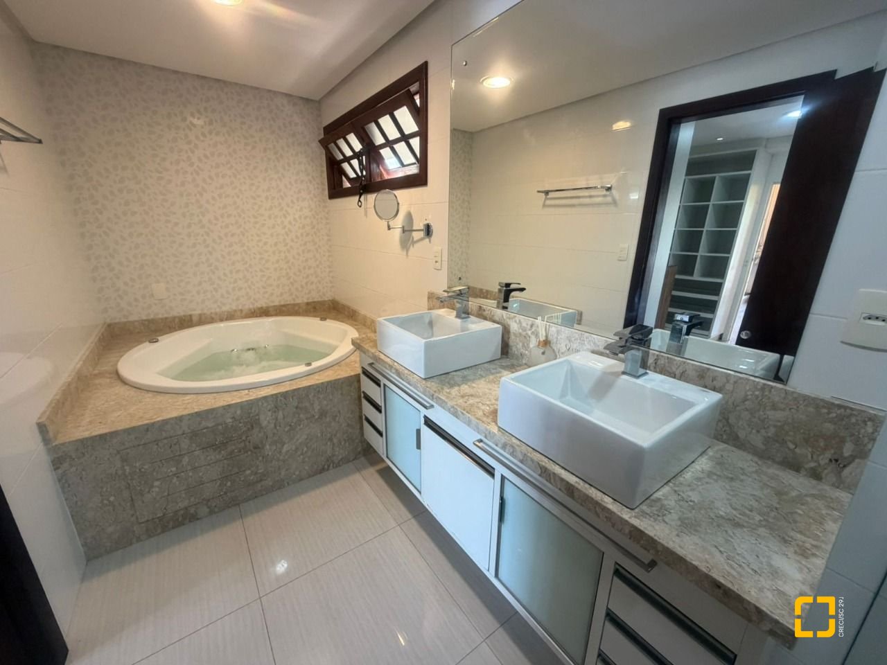 Casa com 240m², 6 quartos (sendo 1 suíte), 3 garagens, no bairro Itaguaçu em Florianópolis