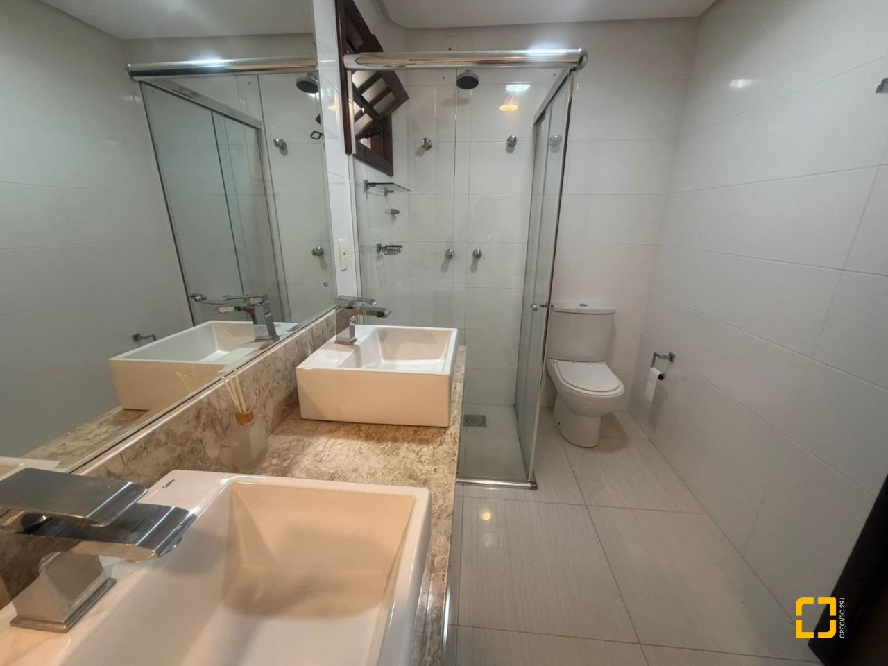 Casa com 240m², 6 quartos (sendo 1 suíte), 3 garagens, no bairro Itaguaçu em Florianópolis