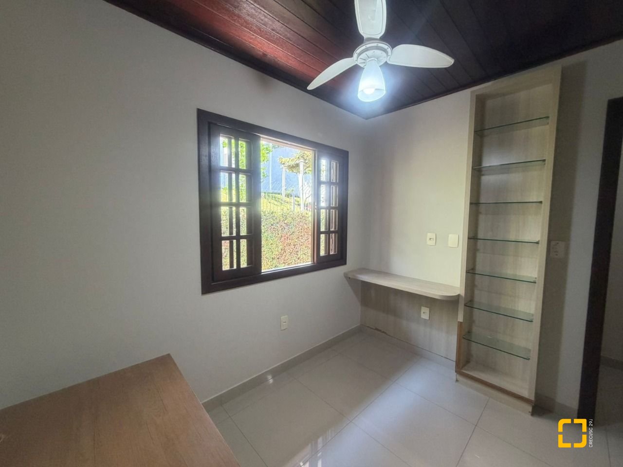 Casa com 240m², 6 quartos (sendo 1 suíte), 3 garagens, no bairro Itaguaçu em Florianópolis