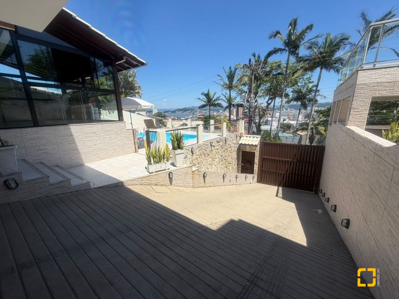 Casa com 240m², 6 quartos (sendo 1 suíte), 3 garagens, no bairro Itaguaçu em Florianópolis