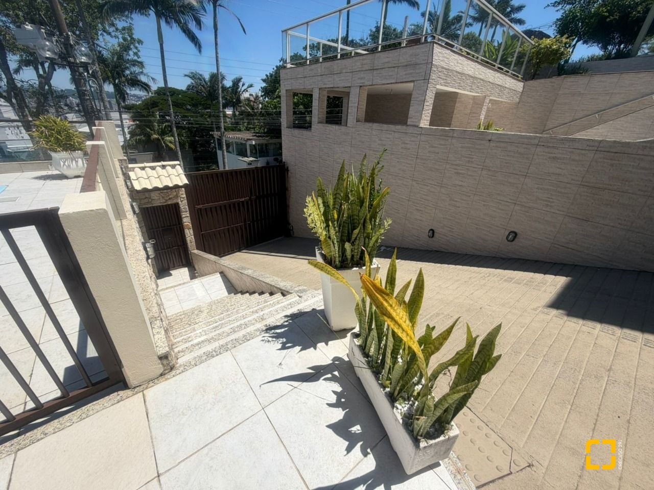 Casa com 240m², 6 quartos (sendo 1 suíte), 3 garagens, no bairro Itaguaçu em Florianópolis