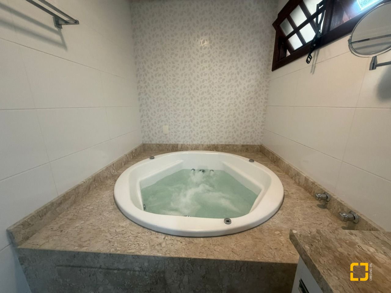 Casa com 240m², 6 quartos (sendo 1 suíte), 3 garagens, no bairro Itaguaçu em Florianópolis