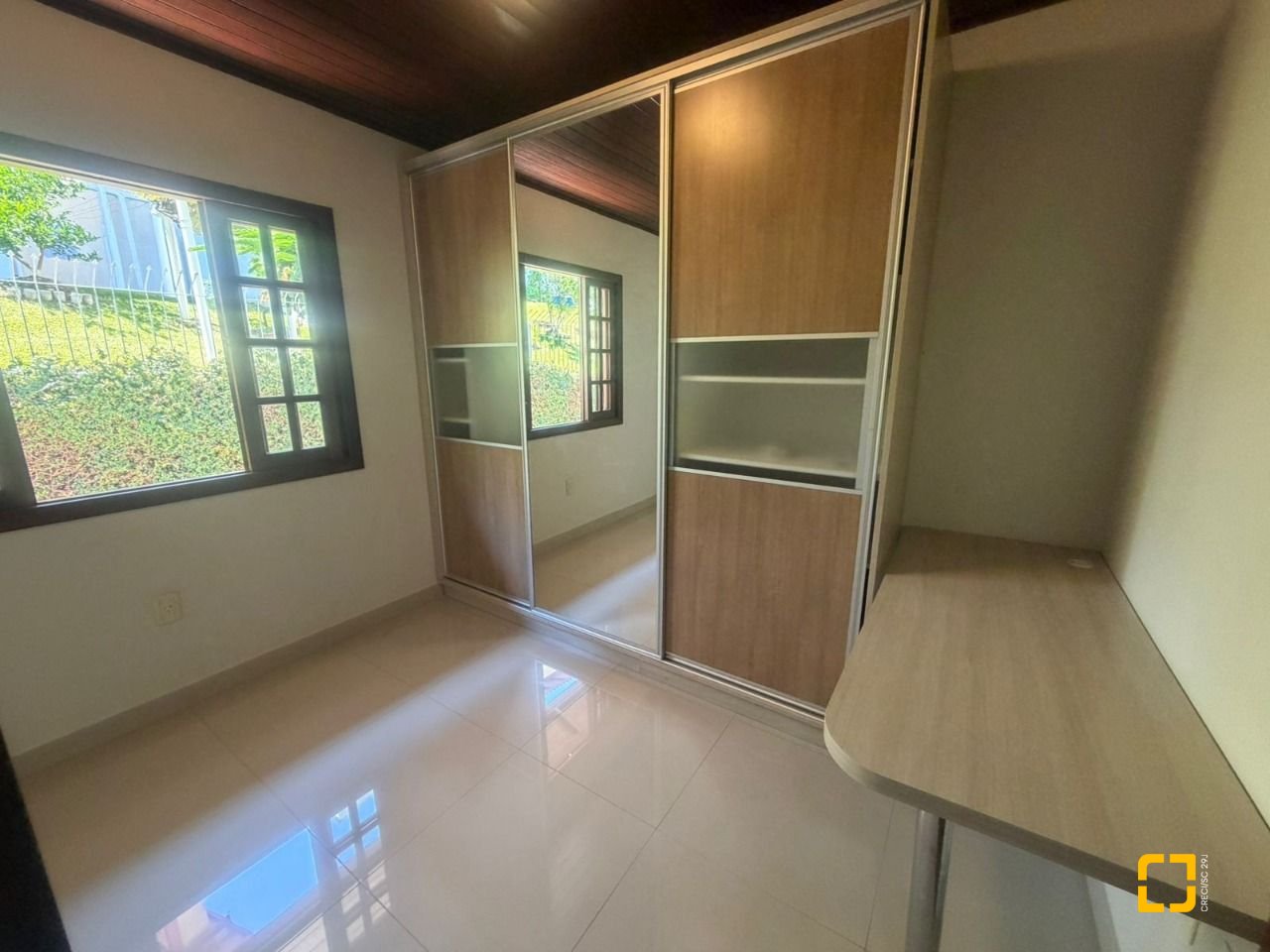 Casa com 240m², 6 quartos (sendo 1 suíte), 3 garagens, no bairro Itaguaçu em Florianópolis