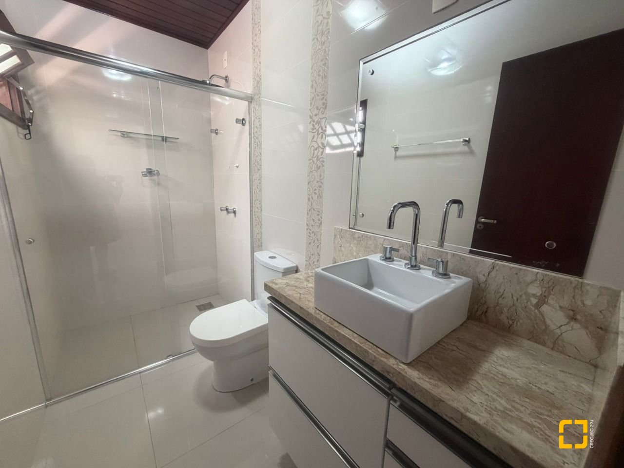 Casa com 240m², 6 quartos (sendo 1 suíte), 3 garagens, no bairro Itaguaçu em Florianópolis