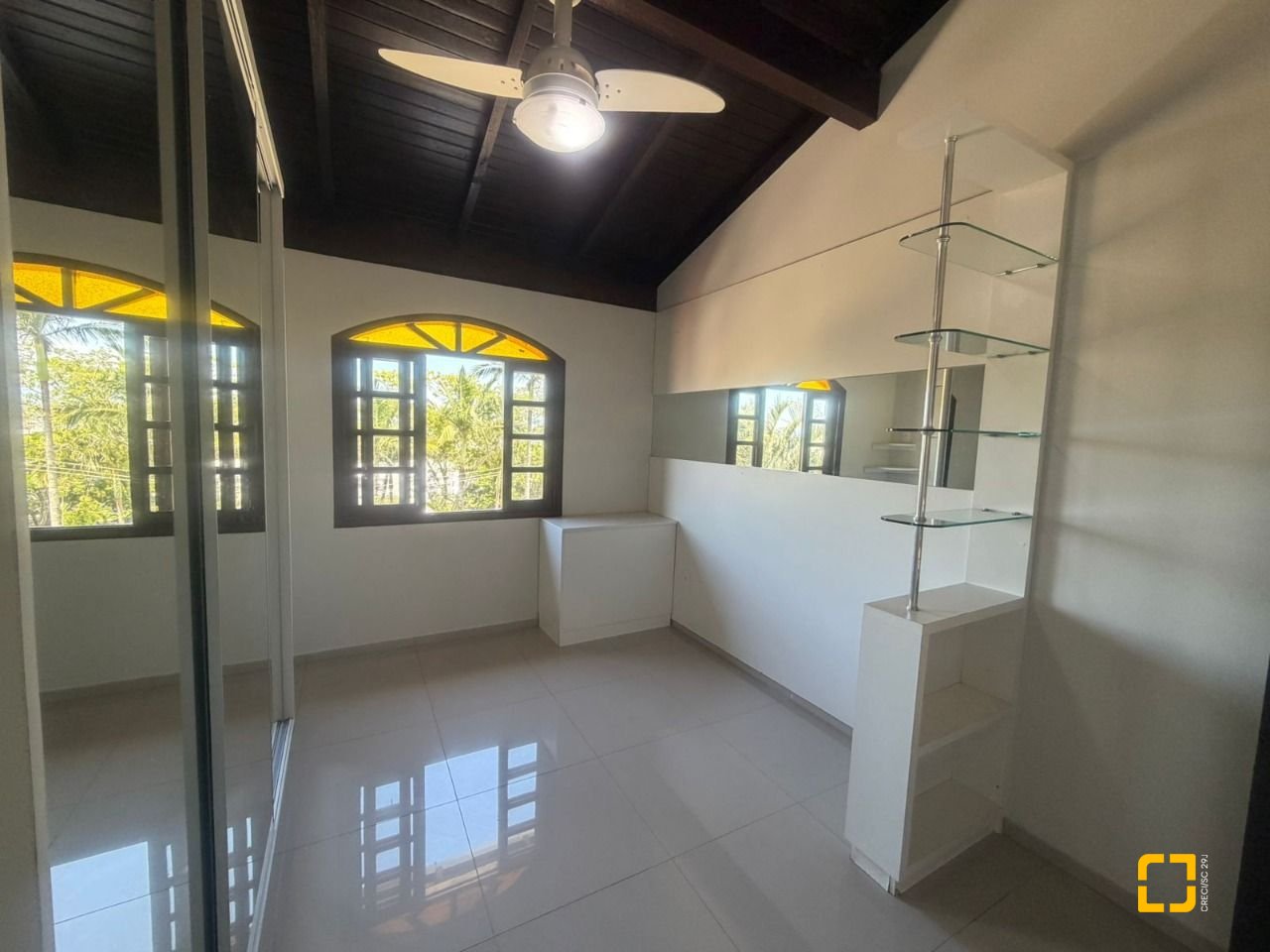 Casa com 240m², 6 quartos (sendo 1 suíte), 3 garagens, no bairro Itaguaçu em Florianópolis