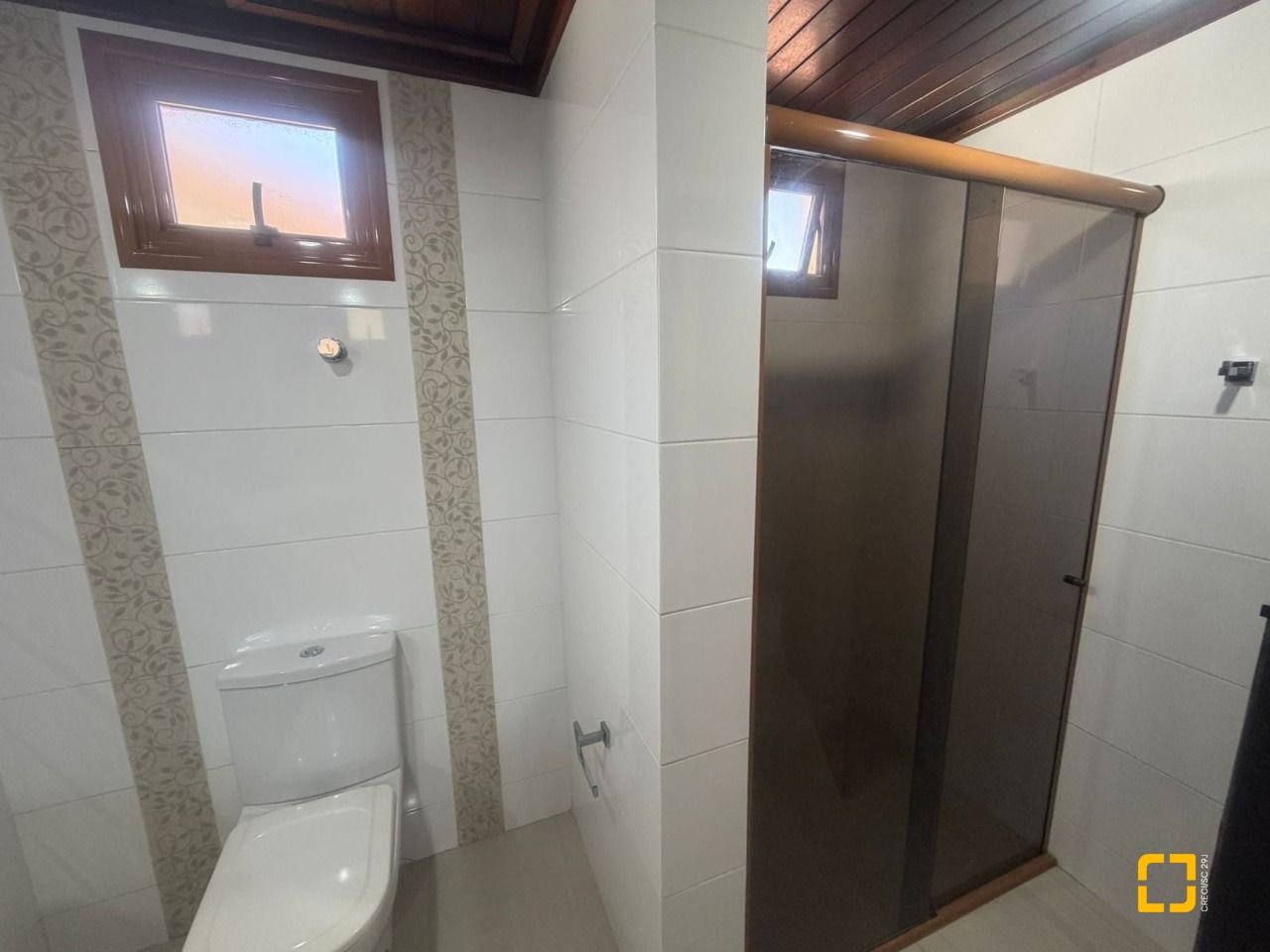 Casa com 240m², 6 quartos (sendo 1 suíte), 3 garagens, no bairro Itaguaçu em Florianópolis