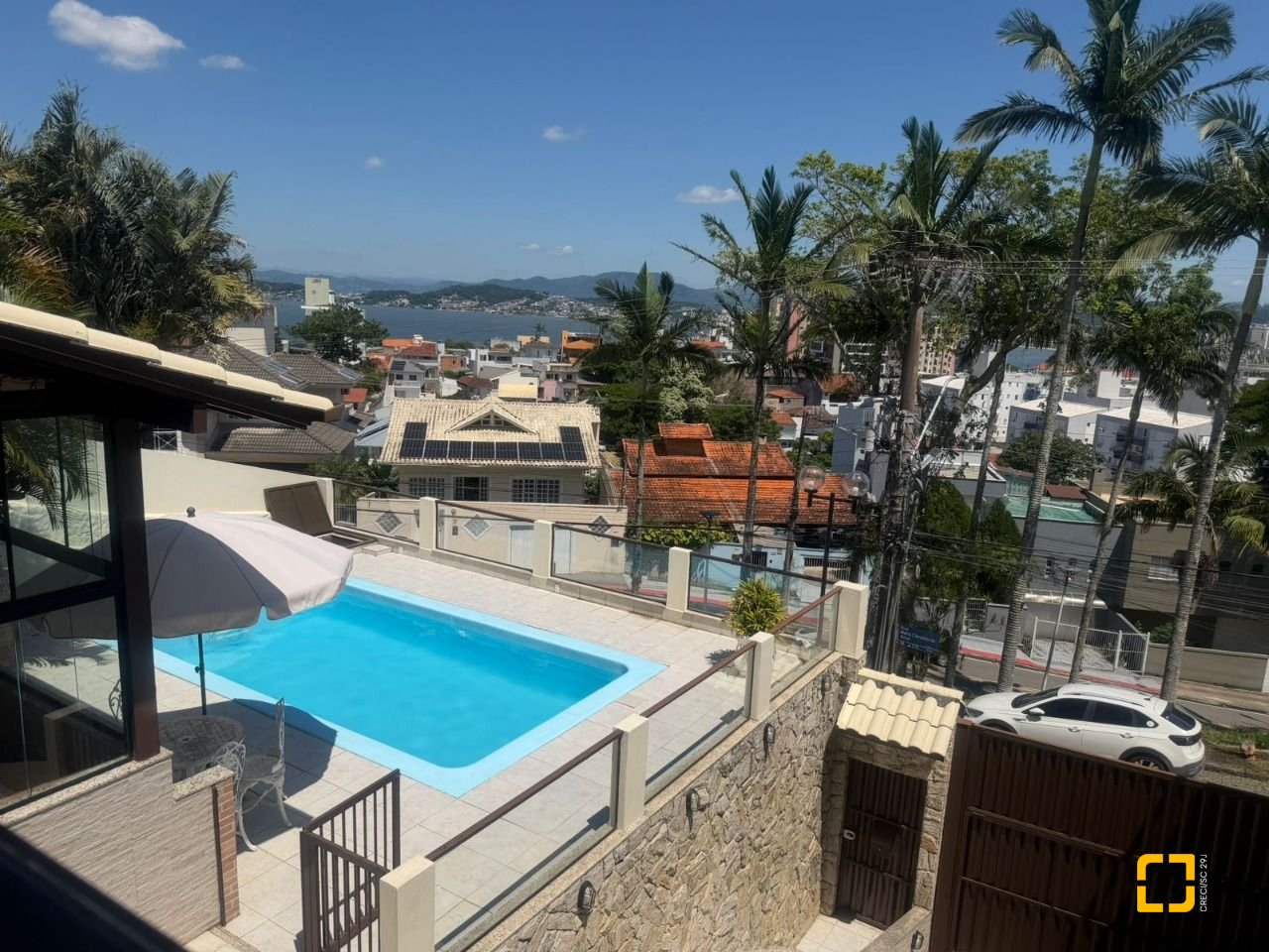 Casa com 240m², 6 quartos (sendo 1 suíte), 3 garagens, no bairro Itaguaçu em Florianópolis