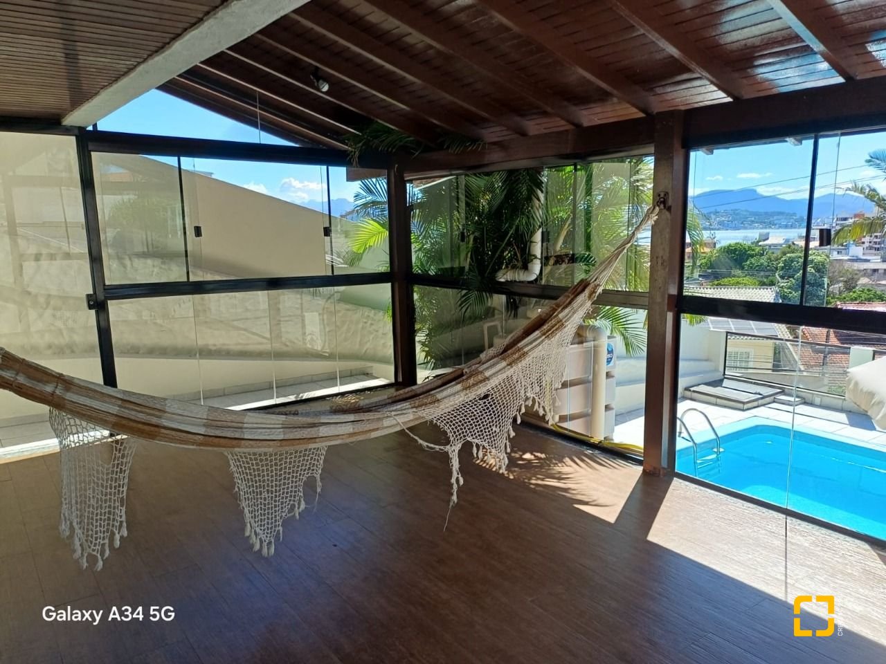 Casa com 240m², 6 quartos (sendo 1 suíte), 3 garagens, no bairro Itaguaçu em Florianópolis