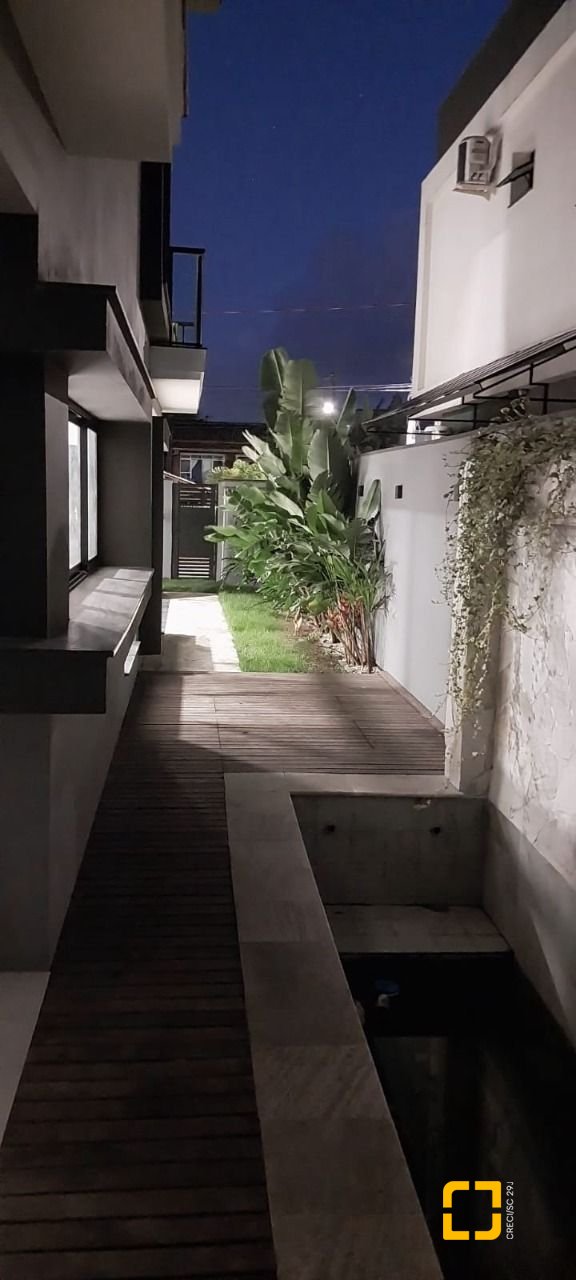 Casa com 162m², 3 quartos (sendo 3 suítes), 2 garagens, no bairro Rio Tavares em Florianópolis