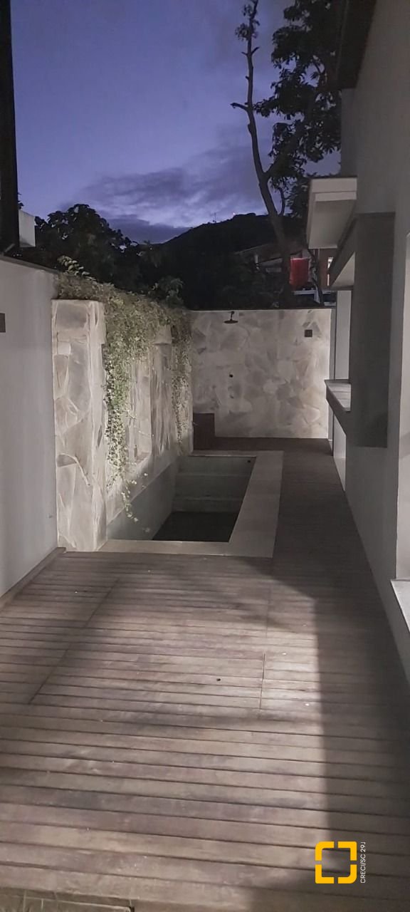 Casa com 162m², 3 quartos (sendo 3 suítes), 2 garagens, no bairro Rio Tavares em Florianópolis