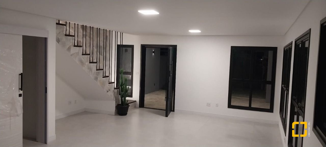 Casa com 162m², 3 quartos (sendo 3 suítes), 2 garagens, no bairro Rio Tavares em Florianópolis