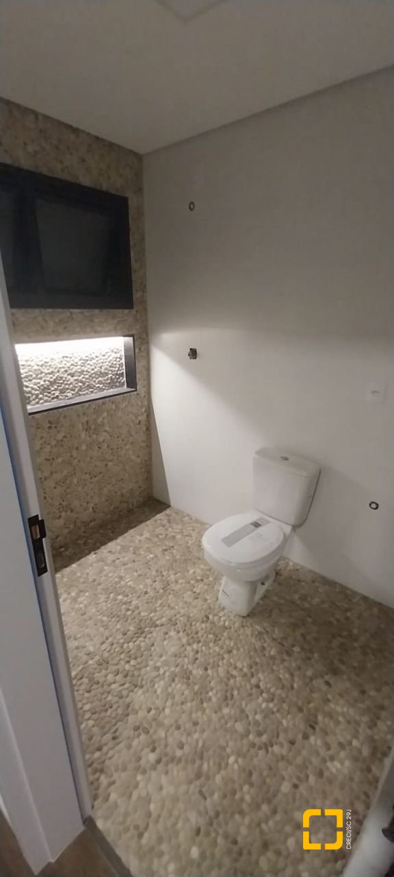 Casa com 162m², 3 quartos (sendo 3 suítes), 2 garagens, no bairro Rio Tavares em Florianópolis