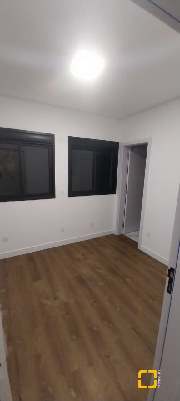 Casa com 162m², 3 quartos (sendo 3 suítes), 2 garagens, no bairro Rio Tavares em Florianópolis