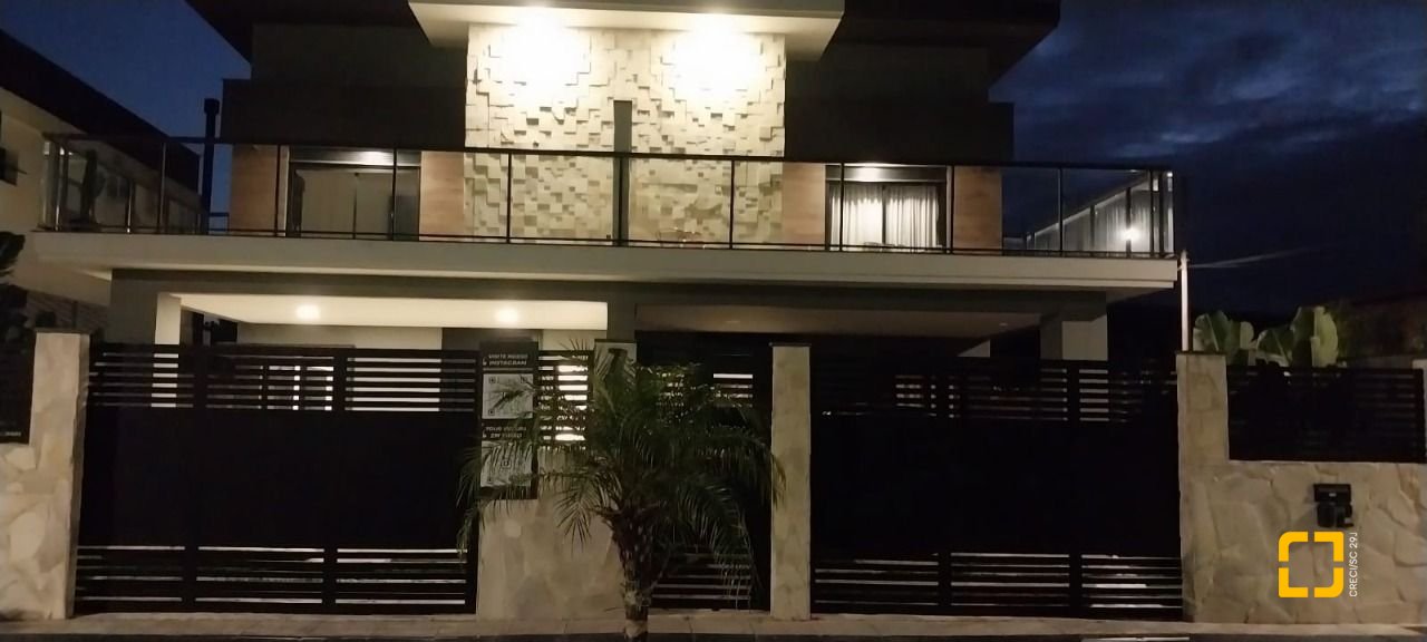 Casa com 162m², 3 quartos (sendo 3 suítes), 2 garagens, no bairro Rio Tavares em Florianópolis