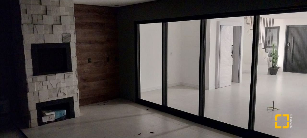 Casa com 162m², 3 quartos (sendo 3 suítes), 2 garagens, no bairro Rio Tavares em Florianópolis