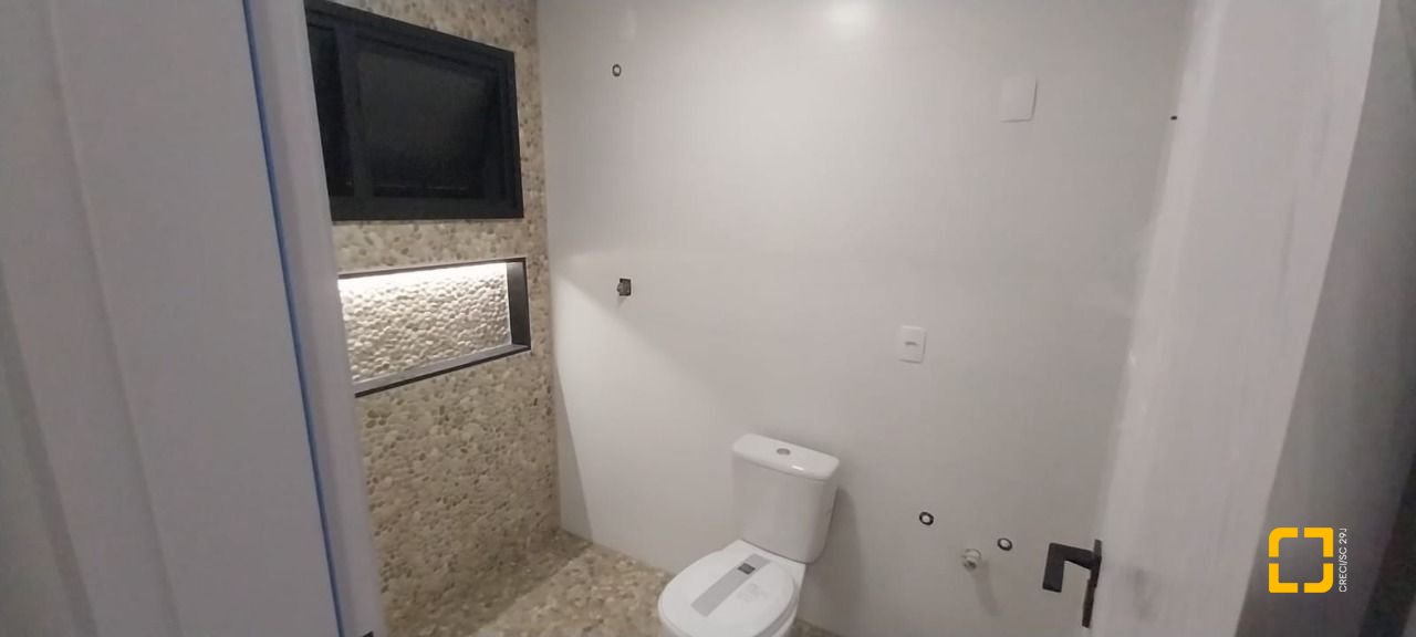 Casa com 162m², 3 quartos (sendo 3 suítes), 2 garagens, no bairro Rio Tavares em Florianópolis