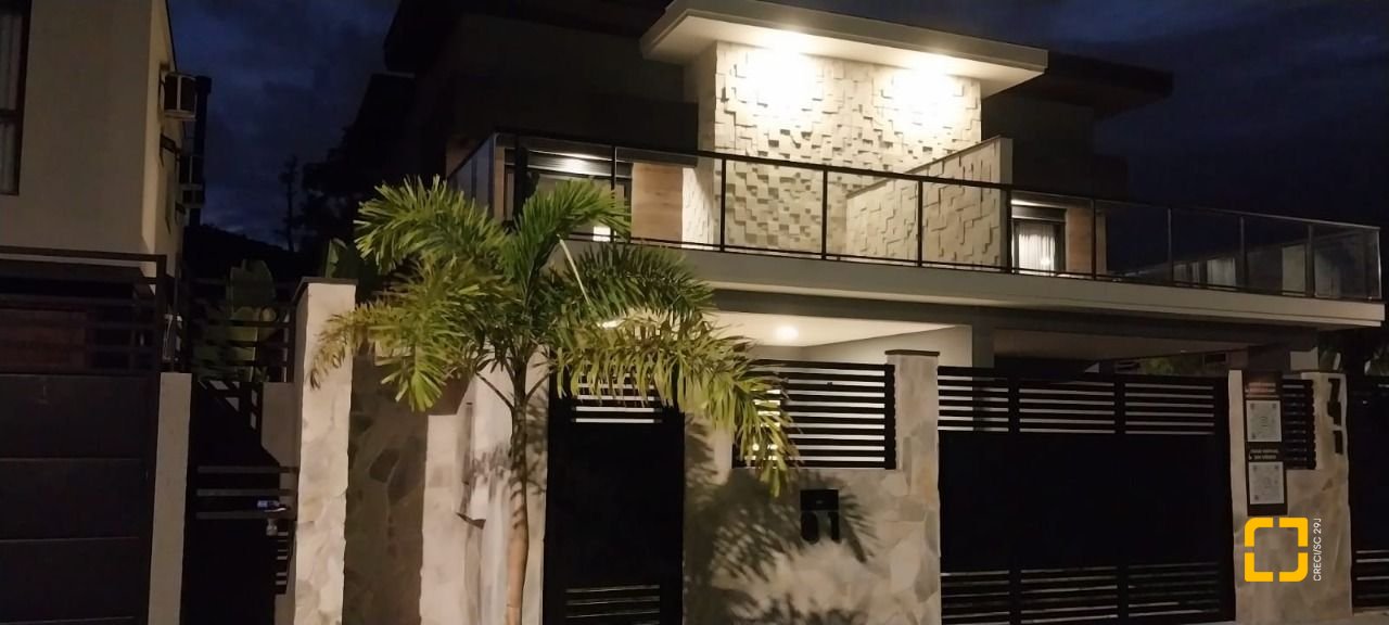 Casa com 162m², 3 quartos (sendo 3 suítes), 2 garagens, no bairro Rio Tavares em Florianópolis