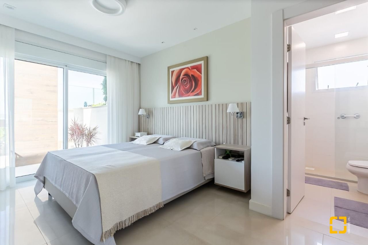 Cobertura com 166m², 4 quartos (sendo 2 suítes), 3 garagens, no bairro Campeche em Florianópolis