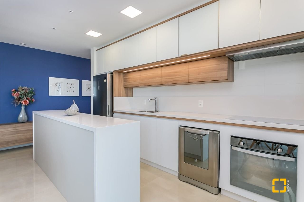 Cobertura com 166m², 4 quartos (sendo 2 suítes), 3 garagens, no bairro Campeche em Florianópolis