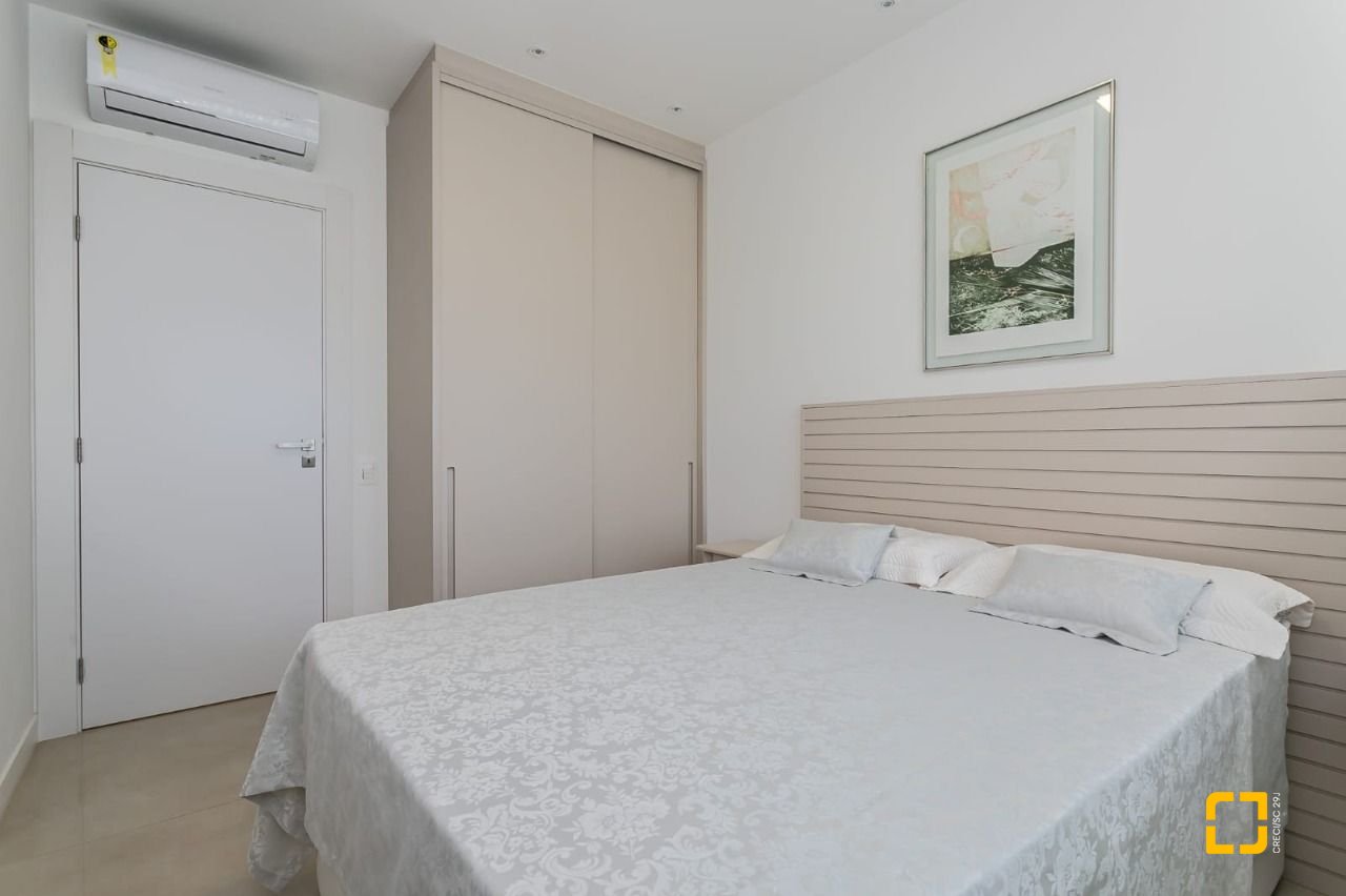 Cobertura com 166m², 4 quartos (sendo 2 suítes), 3 garagens, no bairro Campeche em Florianópolis