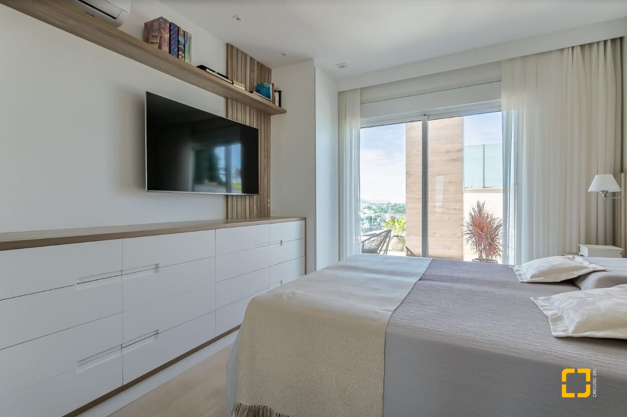 Cobertura com 166m², 4 quartos (sendo 2 suítes), 3 garagens, no bairro Campeche em Florianópolis