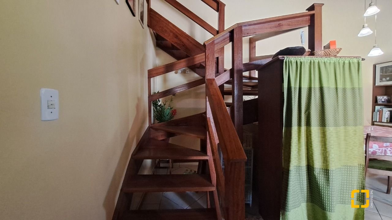 Casa com 450m², 11 quartos (sendo 3 suítes), 10 garagens, no bairro Ingleses em Florianópolis