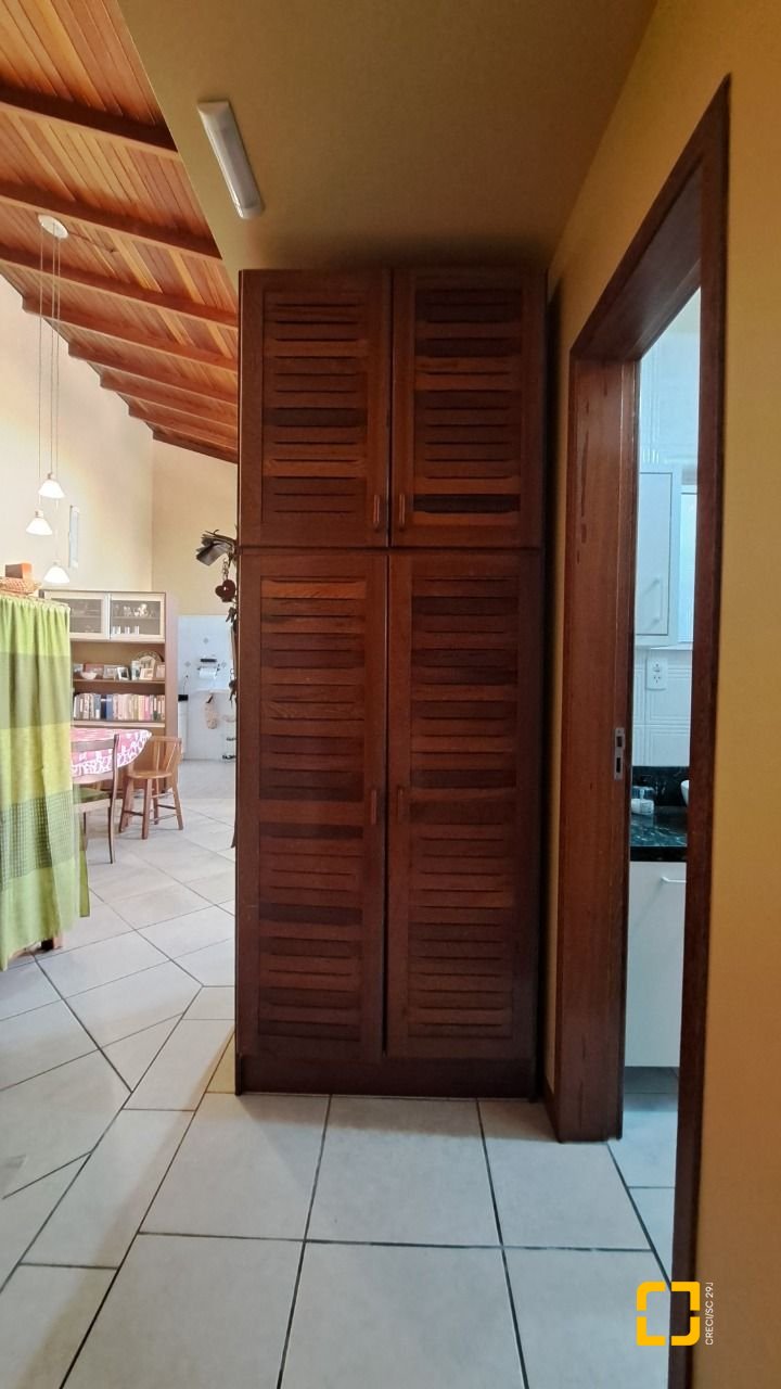 Casa com 450m², 11 quartos (sendo 3 suítes), 10 garagens, no bairro Ingleses em Florianópolis
