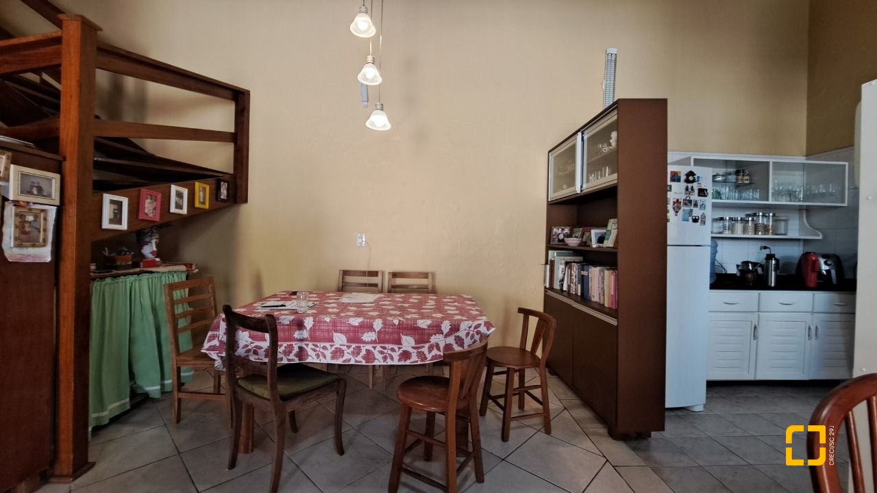 Casa com 450m², 11 quartos (sendo 3 suítes), 10 garagens, no bairro Ingleses em Florianópolis