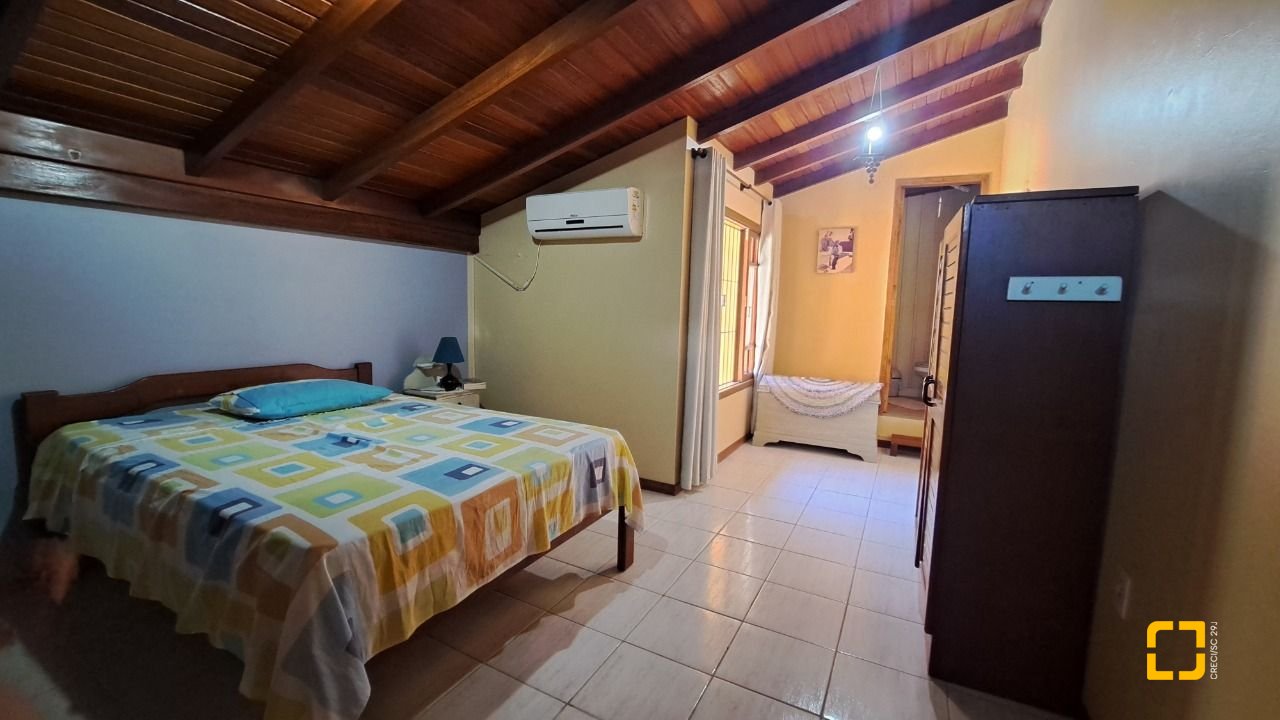 Casa com 450m², 11 quartos (sendo 3 suítes), 10 garagens, no bairro Ingleses em Florianópolis