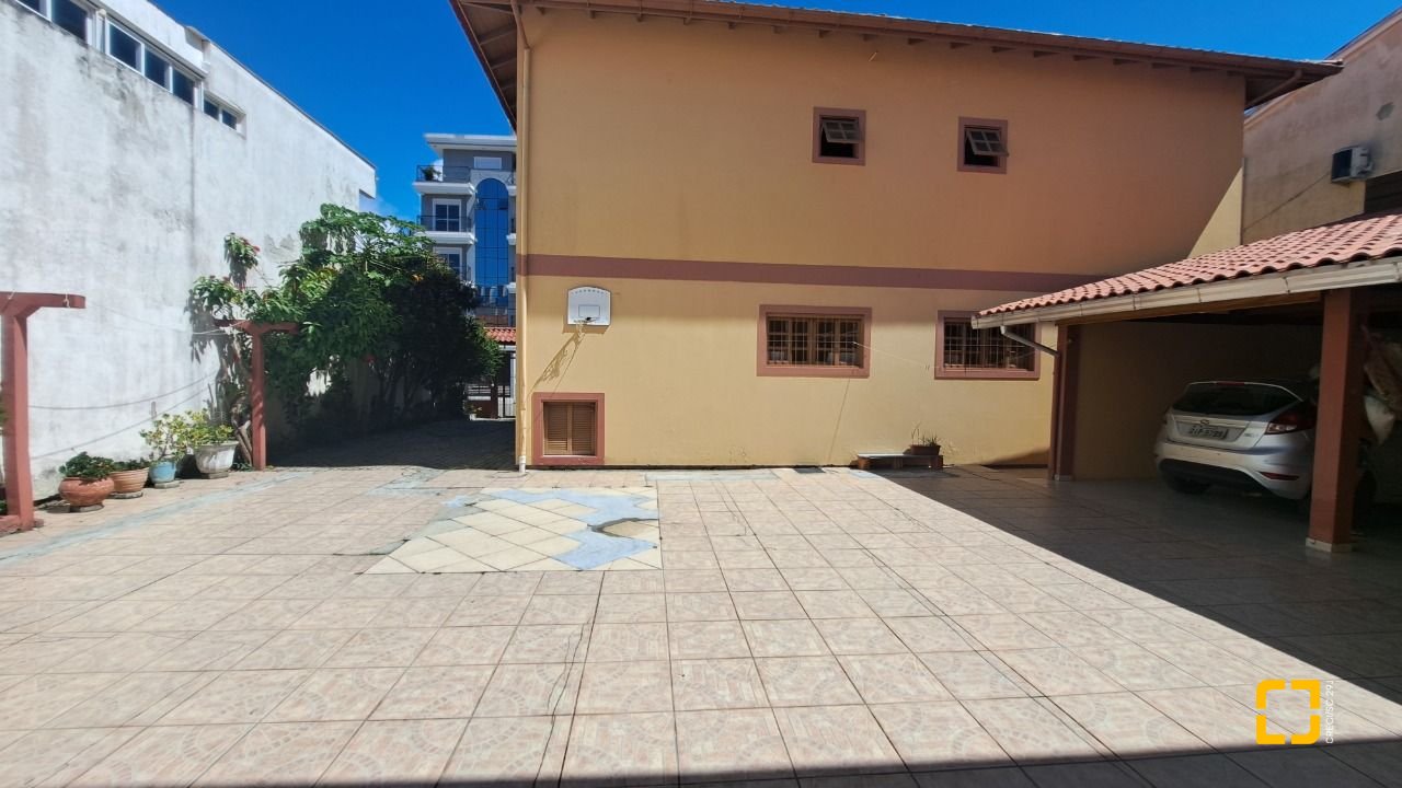 Casa com 450m², 11 quartos (sendo 3 suítes), 10 garagens, no bairro Ingleses em Florianópolis